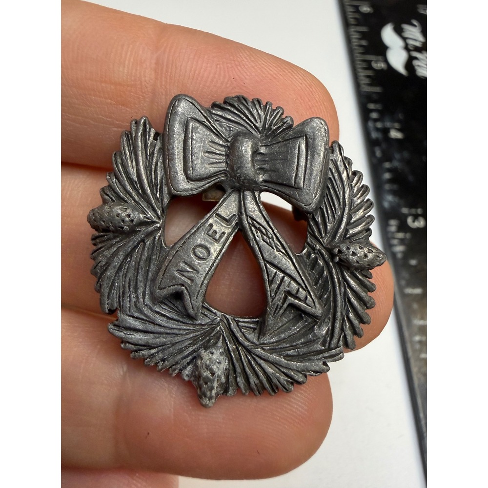 Vintage Pewter Noel Christmas Wreath Brooch Pin Pinecones Bow Silver Tone
